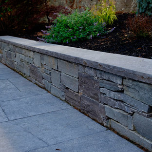 Esempio di un patio o portico american style di medie dimensioni e dietro casa con un focolare, cemento stampato e nessuna copertura