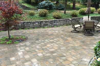 This is an example of a medium sized contemporary courtyard patio in Sacramento with concrete paving.