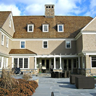 Idee per un ampio patio o portico chic dietro casa con pavimentazioni in pietra naturale