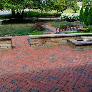 Esempio di un patio o portico tradizionale davanti casa e di medie dimensioni con pavimentazioni in mattoni e nessuna copertura