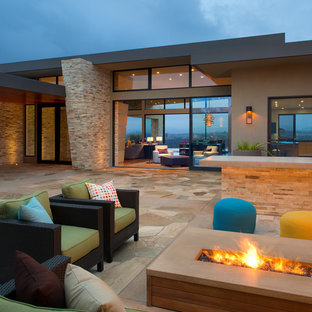 Esempio di un grande patio o portico contemporaneo dietro casa con un focolare, nessuna copertura e pavimentazioni in pietra naturale