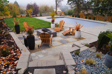 Modelo de patio minimalista grande en patio trasero con brasero y losas de hormigón