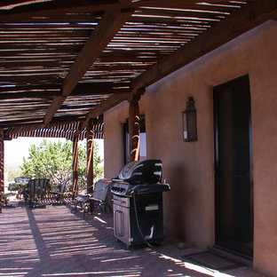 Foto di un piccolo patio o portico american style nel cortile laterale con pavimentazioni in cemento e una pergola