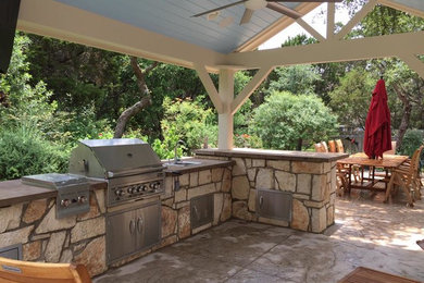 Modelo de patio clásico de tamaño medio en patio trasero con cocina exterior, losas de hormigón y cenador