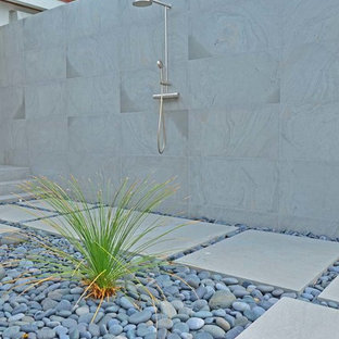 Esempio di un grande patio o portico etnico dietro casa con pedane e nessuna copertura