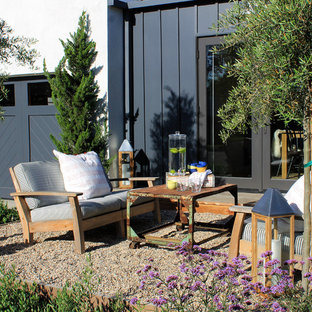 Idee per un patio o portico costiero con ghiaia e nessuna copertura