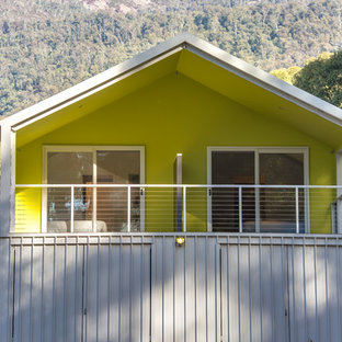 Foto di un patio o portico industriale di medie dimensioni e davanti casa con pedane e un tetto a sbalzo