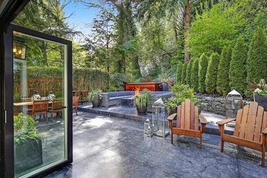 シアトルにある高級な広いトランジショナルスタイルのおしゃれな裏庭のテラスの写真