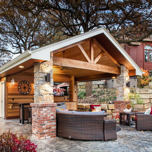 Immagine di un patio o portico stile americano di medie dimensioni e dietro casa con un tetto a sbalzo