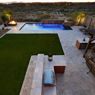 Immagine di un patio o portico moderno dietro casa con un focolare