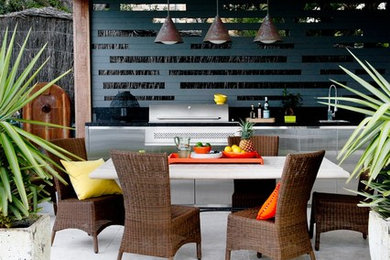 Идея дизайна: двор среднего размера в современном стиле с летней кухней, покрытием из плитки и навесом