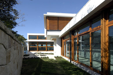 Foto de patio moderno de tamaño medio en patio lateral con suelo de baldosas