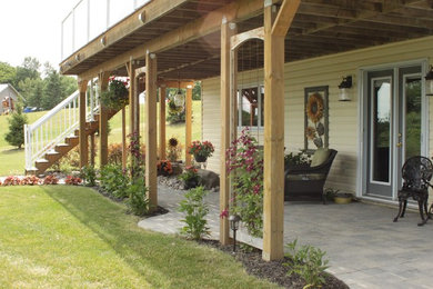 Foto de patio rural de tamaño medio en patio trasero con adoquines de ladrillo