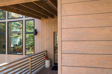 Esempio di un piccolo patio o portico minimalista dietro casa con un tetto a sbalzo e pedane