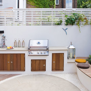 Foto di un patio o portico contemporaneo dietro casa con nessuna copertura