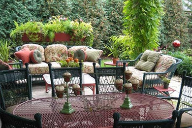Imagen de patio de tamaño medio en patio trasero con adoquines de piedra natural y cenador