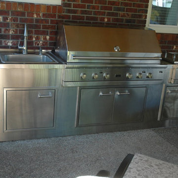 NW Outdoor Kitchen With A BBQ And More!