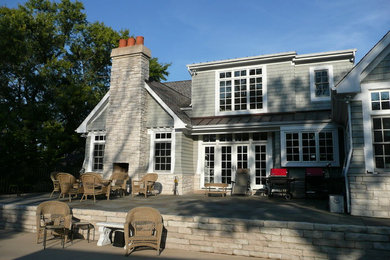 Exempel på en mycket stor klassisk uteplats på baksidan av huset, med en öppen spis och naturstensplattor