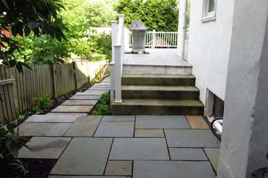 Cette photo montre une terrasse arrière chic de taille moyenne avec des pavés en béton et aucune couverture.
