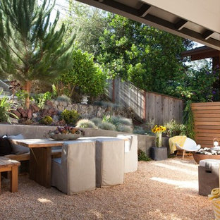 Esempio di un patio o portico stile rurale di medie dimensioni e davanti casa con ghiaia e nessuna copertura