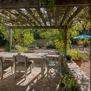 Ispirazione per un patio o portico vittoriano con una pergola