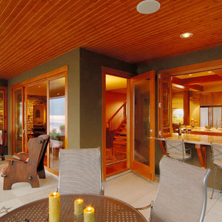 Esempio di un grande patio o portico american style dietro casa con cemento stampato e un tetto a sbalzo