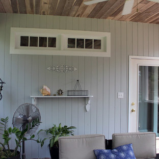 Esempio di un patio o portico stile shabby di medie dimensioni e dietro casa con un focolare, pavimentazioni in mattoni e un tetto a sbalzo