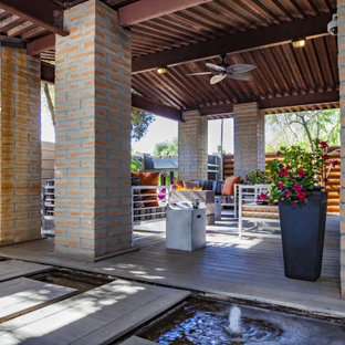 Foto di un patio o portico industriale di medie dimensioni e in cortile con pedane e un tetto a sbalzo
