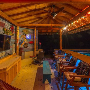Foto di un patio o portico tropicale di medie dimensioni e dietro casa con un gazebo o capanno