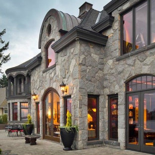 Ispirazione per un ampio patio o portico vittoriano dietro casa con pavimentazioni in mattoni e nessuna copertura