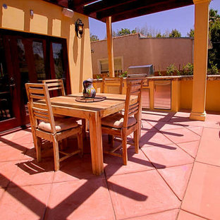 Esempio di un patio o portico american style di medie dimensioni e dietro casa con piastrelle e una pergola
