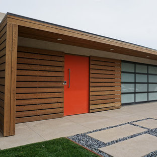 Exemple d'une terrasse avant rétro de taille moyenne avec du gravier et une pergola.