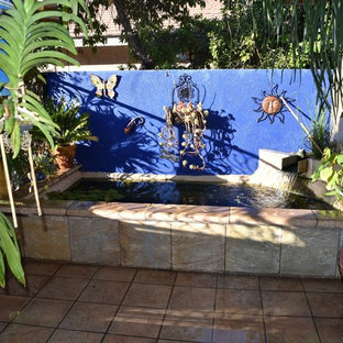 Idee per un piccolo patio o portico mediterraneo in cortile con piastrelle e nessuna copertura