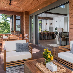 Immagine di un patio o portico rustico di medie dimensioni e dietro casa con pedane e un tetto a sbalzo