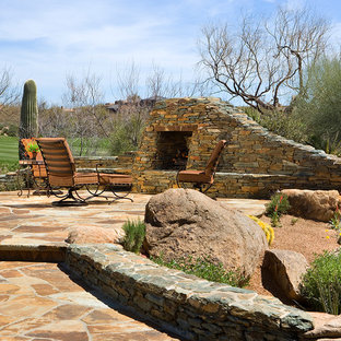 Ispirazione per un patio o portico american style dietro casa con un focolare, pavimentazioni in pietra naturale e nessuna copertura