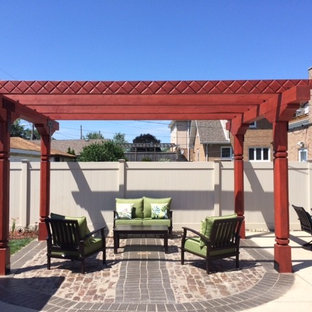 Ispirazione per un patio o portico stile americano con una pergola
