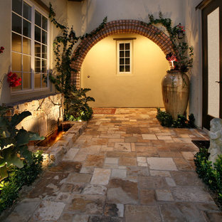Ispirazione per un patio o portico contemporaneo di medie dimensioni e nel cortile laterale con fontane, pavimentazioni in pietra naturale e un gazebo o capanno