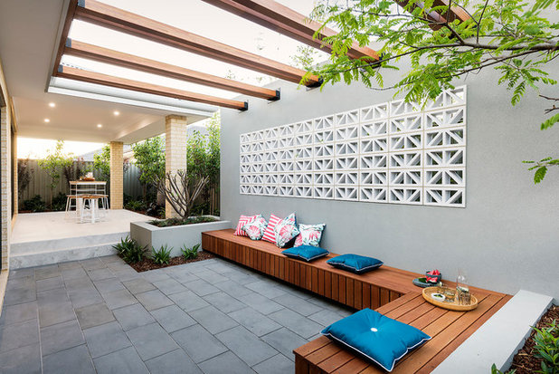 Contemporary Courtyard by Dale Alcock Homes