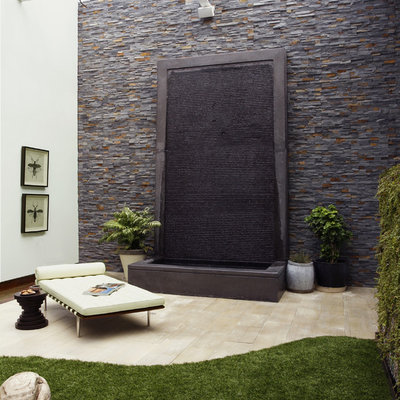 Patio fountain - contemporary patio fountain idea in Dallas