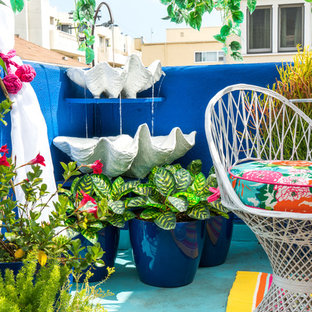 Idee per un patio o portico boho chic di medie dimensioni e in cortile con fontane e una pergola
