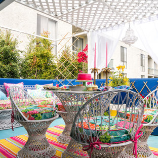 Foto di un patio o portico eclettico di medie dimensioni e in cortile con un giardino in vaso e una pergola