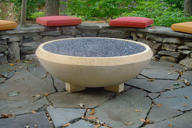 Foto de patio de tamaño medio sin cubierta en patio trasero con brasero y adoquines de piedra natural
