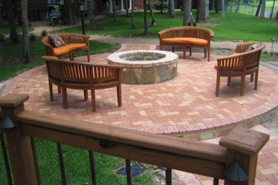 Modelo de patio tradicional de tamaño medio sin cubierta en patio trasero con fuente y adoquines de piedra natural