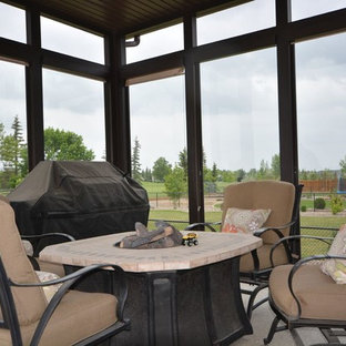 Immagine di un patio o portico classico di medie dimensioni e dietro casa con graniglia di granito, un gazebo o capanno e un focolare