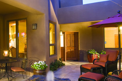 Пример оригинального дизайна: большой двор на заднем дворе в стиле фьюжн с фонтаном, покрытием из плитки и навесом