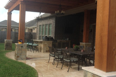Foto de patio tradicional de tamaño medio en patio trasero con adoquines de piedra natural y pérgola