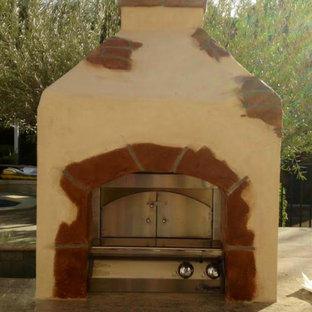 Esempio di un patio o portico stile americano di medie dimensioni e dietro casa con pavimentazioni in pietra naturale e nessuna copertura