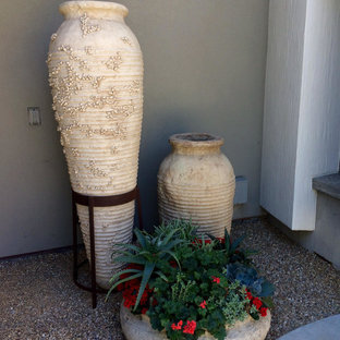 Idee per un patio o portico chic di medie dimensioni e dietro casa con graniglia di granito e nessuna copertura