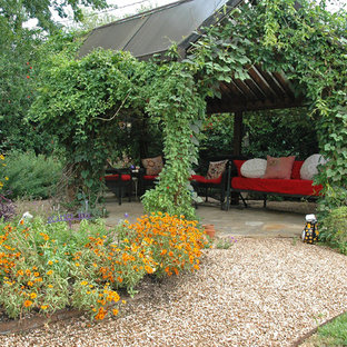 Ispirazione per un grande patio o portico stile rurale dietro casa con ghiaia e un gazebo o capanno