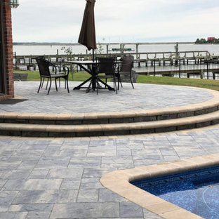 Idee per un grande patio o portico chic dietro casa con cemento stampato e nessuna copertura
